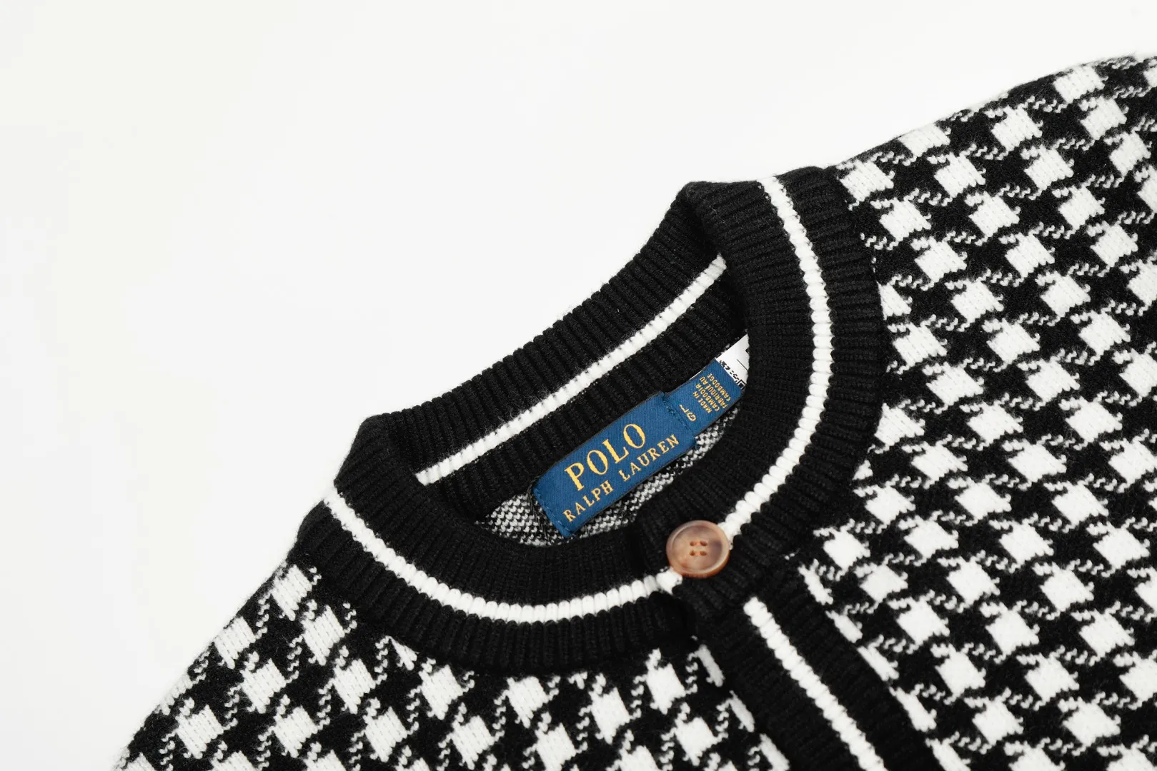 P250 Top quality" Style number: DS807# (not off the shelves all year round) [Ralph Lauren houndstooth pony embroidery logo men's style round neck knitted cardigan] ✅Ralph Lauren Ralph Lauren classic basic versatile men's style houndstooth plaid knitted cardigan jacket ✅Main supplier platform live broadcast Wholesale entities Out of stock will be replenished Not off the shelf ✅ZP quality 1:1 pattern making Scan the code to enter the GF website Counter quality ✅Details and quality are the only one in Guangzhou. Imported quality. Focus on high-end. Cost-effective. Needless to say good quality. ✅Restore the original version. The maximum size can be worn up to 200 pounds. Loose, comfortable and stress-free. ✅The upper body is simple and easy to put on. A must-have for male idols. Good-looking clothes are never picky. A must-have for male idols. Size: S-XL Color: Black White